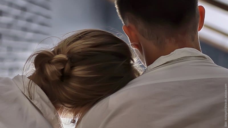 Krise in der Beziehung. Frau lehnt sich an die Schulter ihres Mannes.