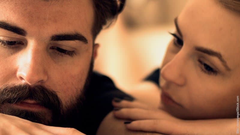 Beziehungskrise - Problem oder Chance. Paar versucht miteinander zu reden.