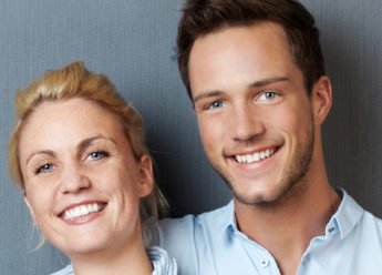 Glücklich sein. Mann und Frau lachen glücklich in die Kamera.