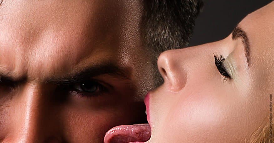 Flirten und Körpergeruch. Frau leckt Mann erotisch ab.