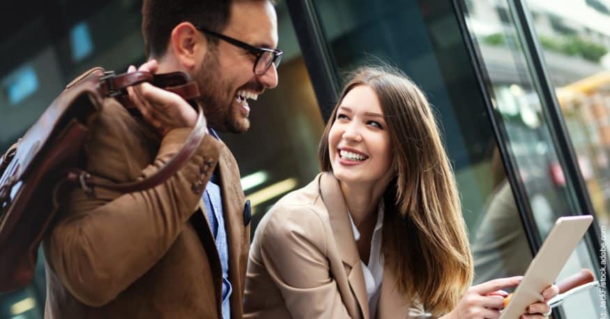 Selbstbewusstsein verbessern fürs Flirten. Mann und Frau lachen miteinander.