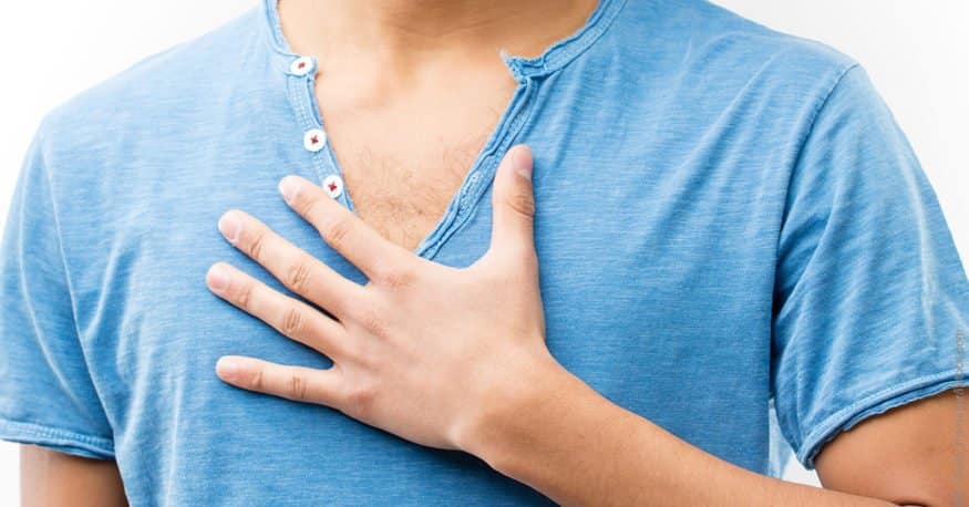 Flirten: so klappt es nicht! Mann legt beteuernd Hand auf seine Brust.
