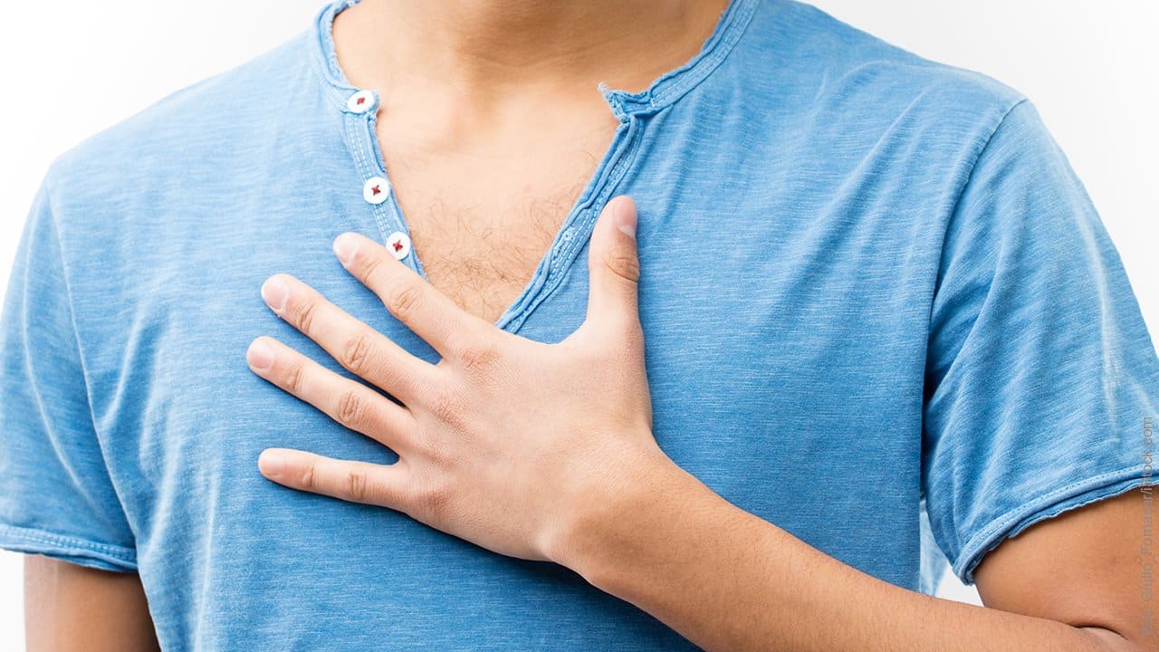 Flirten: so klappt es nicht! Mann legt beteuernd Hand auf seine Brust.