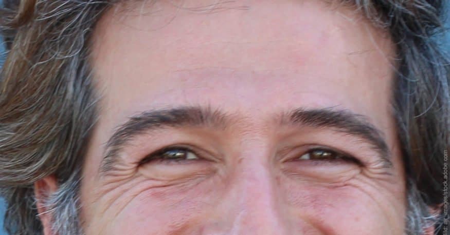 Flirten mit Leichtigkeit: für Männer. Mann lacht.