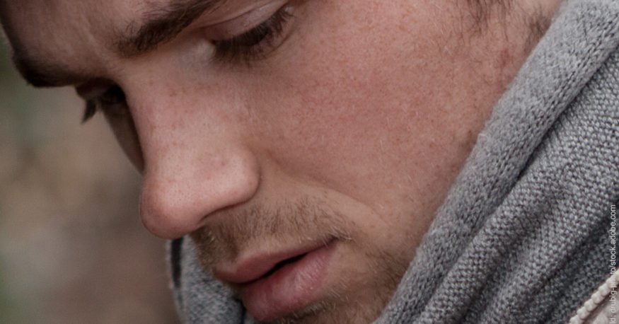 Mangelndes Selbstbewusstsein: Junger Mann ist nicht selbstbewusst.