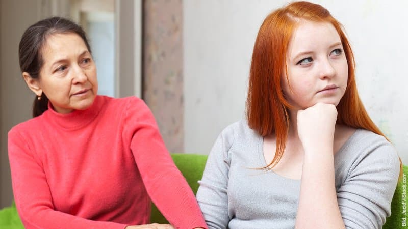 Pubertät - Zerreißprobe für die Eltern. Mutter versucht eine bockige Tochter zu besänftigen.