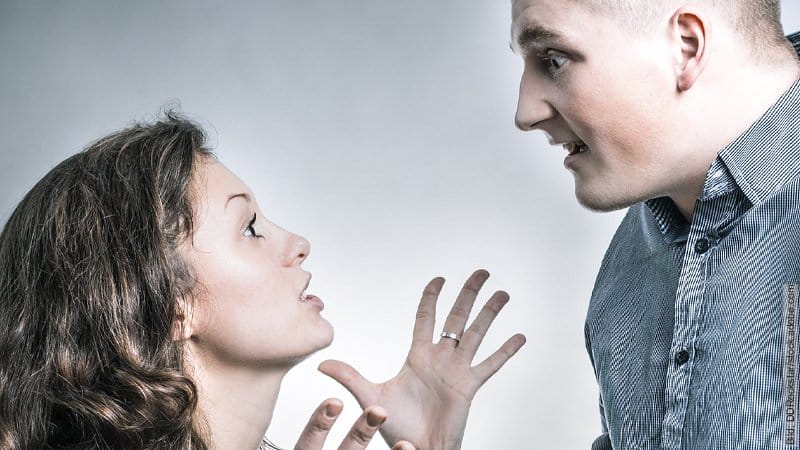 Was ist Eifersucht. Frau fleht Mann an, der ungläubig schaut.