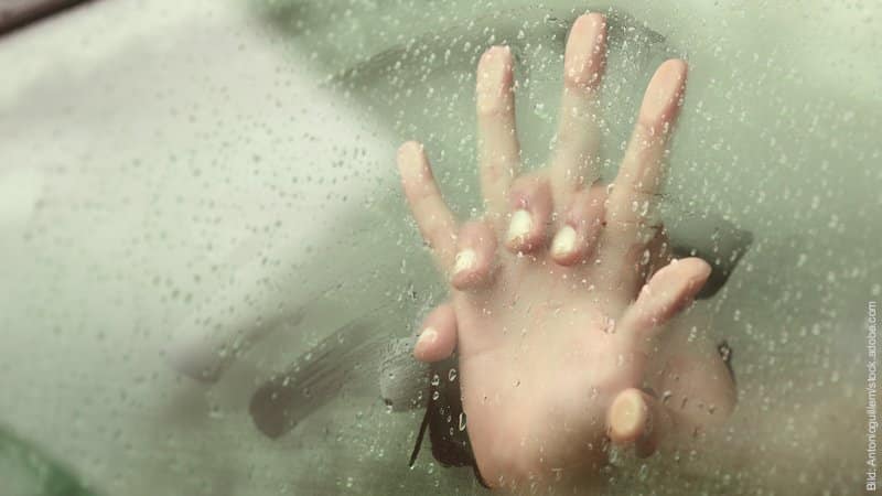 Affären- mindestens 11 hartnäckige Irrtümer über Untreue. Hinter einer beschlagenen Autoscheibe sind zwei ineinander verschränkte Hände zu sehen, die sich an der Scheibe abzustützen scheinen.