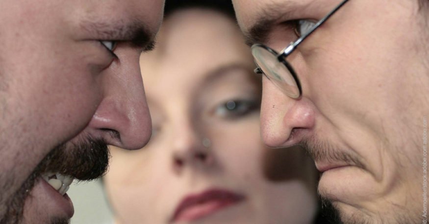Gilt Eifersucht als Liebesbeweis? Zwei Männer schauen sich wütend an, Frau schaut unbeteiligt.