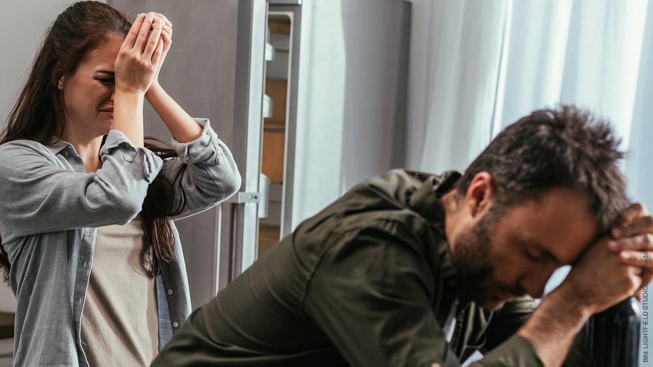 Leiden wegen Seitensprung: die 10 häufigsten Symptome: Paar ist traurig, verzweifelt.