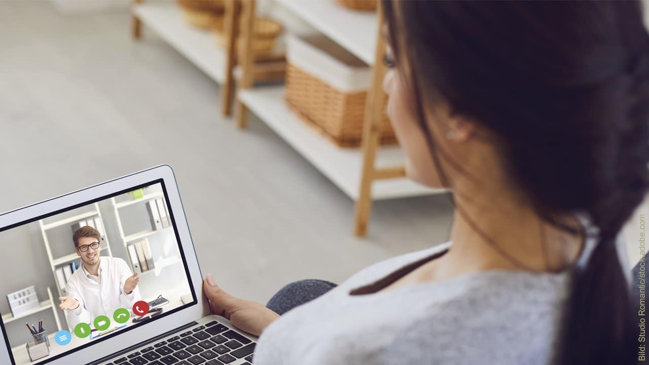 Paartherapie Online – Das Undenkbare funktioniert! Frau hält Laptop auf den Knien. Auf dem Laptop ist ihr Therapeut zu sehen.
