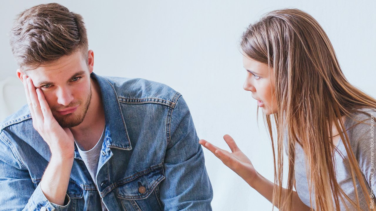 Falsche Kommunikation, die zu Streit führt. Junge Frau streitet mit jungem Mann.