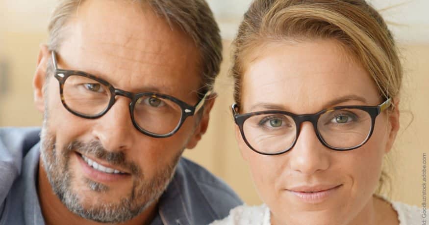 Auseinandergelebt: Wie ihr wieder zueinander findet. Paar mit Brille schaut freundlich nach vorne. Sie haben bestimmt wieder zueinander gefunden und das Auseinander-gelebt-sein überwunden.