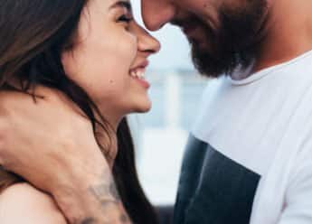 Glückliche Partnerschaft und Beziehung retten. Mann und Frau schauen sich glücklich an. Sie haben ihre Beziehung bestimmt gerettet.