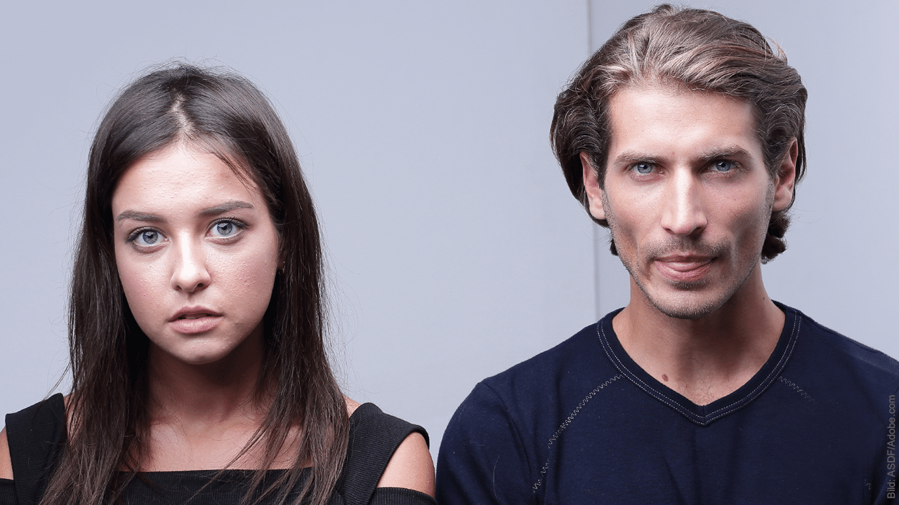 Beziehungsstress: Paar schaut angespannt