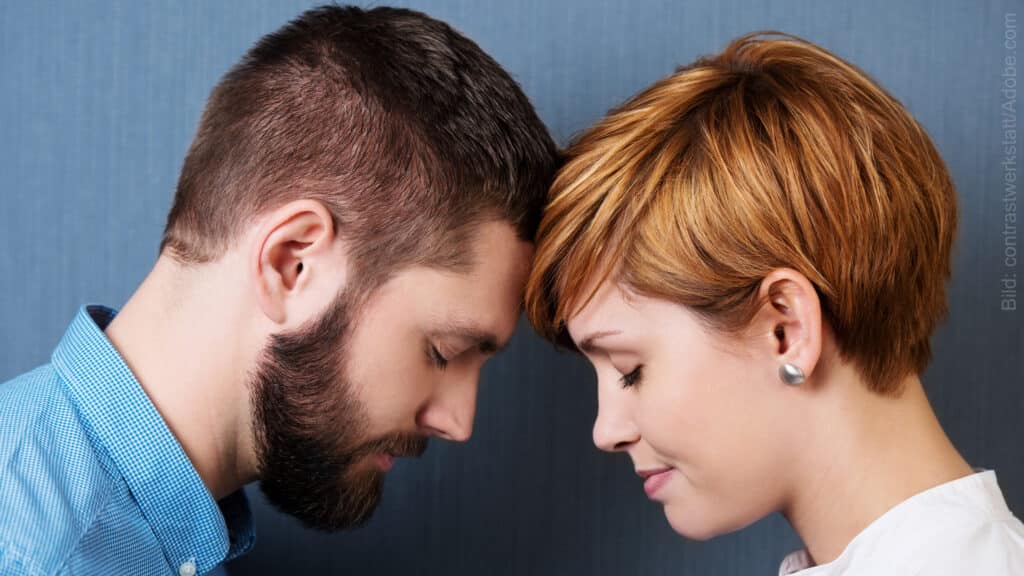 Vertrauen nach dem Fremdgehen: Paar Stirn an Stirn